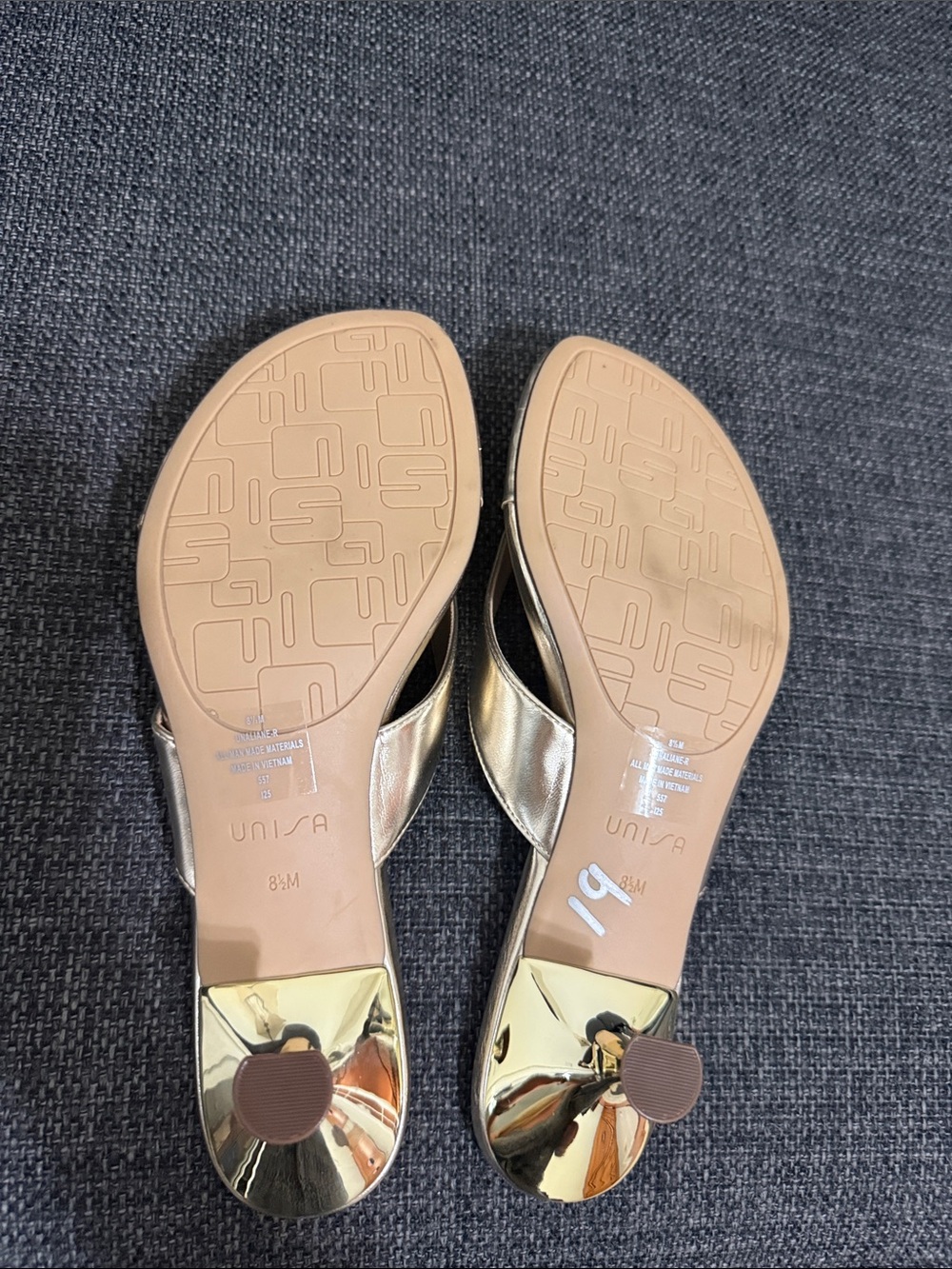 Unisa NEW Size 8 1/2M Gold Metallic Thong Kitten Heel Sandals - Picture 5 of 5